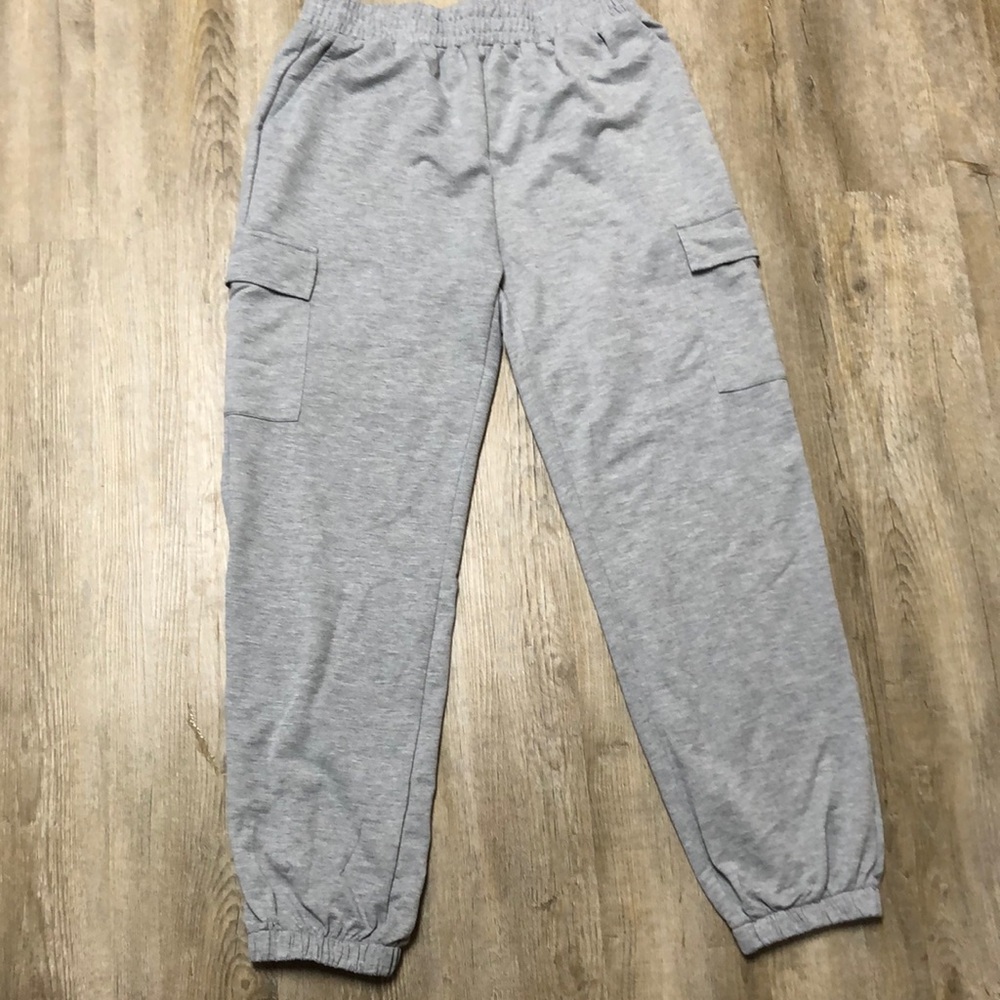 Grey jogger pants with pockets!